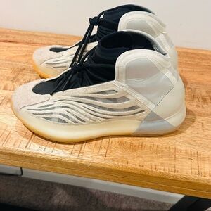 Neutral Wave-Pattern High-Top Sneakers - Black & Off-White